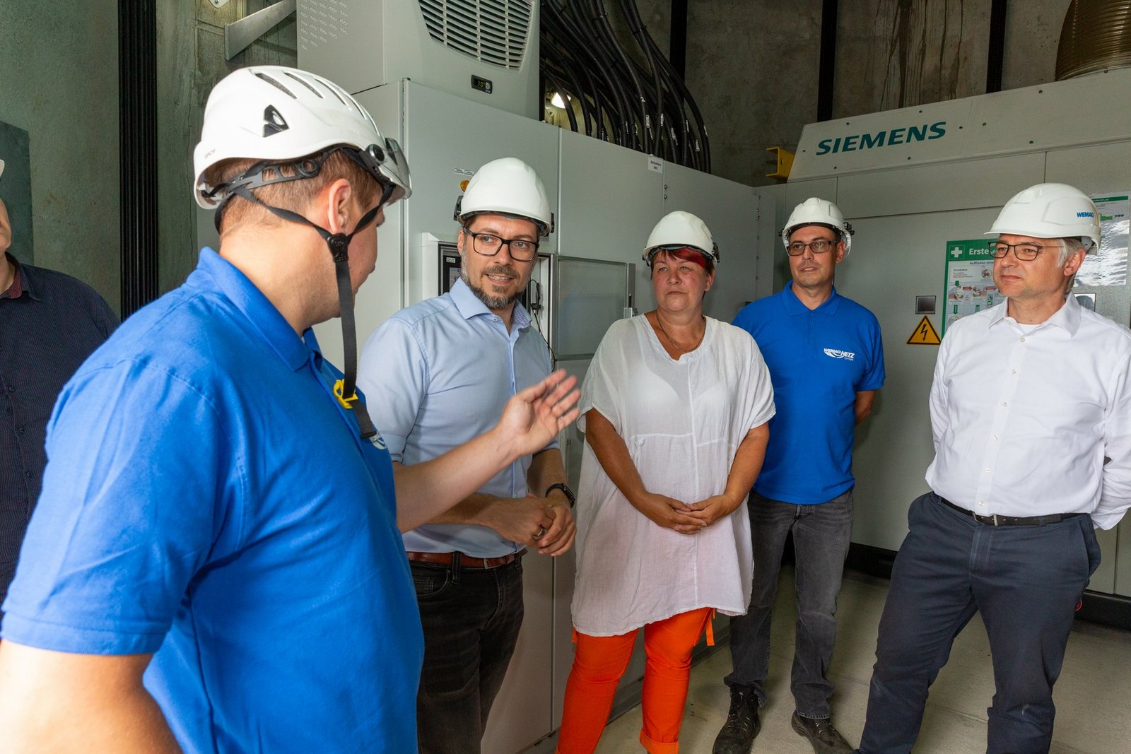 Ehemaliger MdB Bergt Bengt (2.v.l.), Hoorts Bürgermeisterin Iris Feldmann und WEMAG-Vorstand Thomas Murche (r.) erhielten von Remo Groß (l.), Gruppenleiter Windenergie bei der WEMAG Netz GmbH, und seinem Fachkollegen Toralf Taft (2.v.r.) eine Führung durch den Turmfuß einer der Windenergieanlagen im Windpark Hoort. © WEMAG/Rudolph-Kramer 