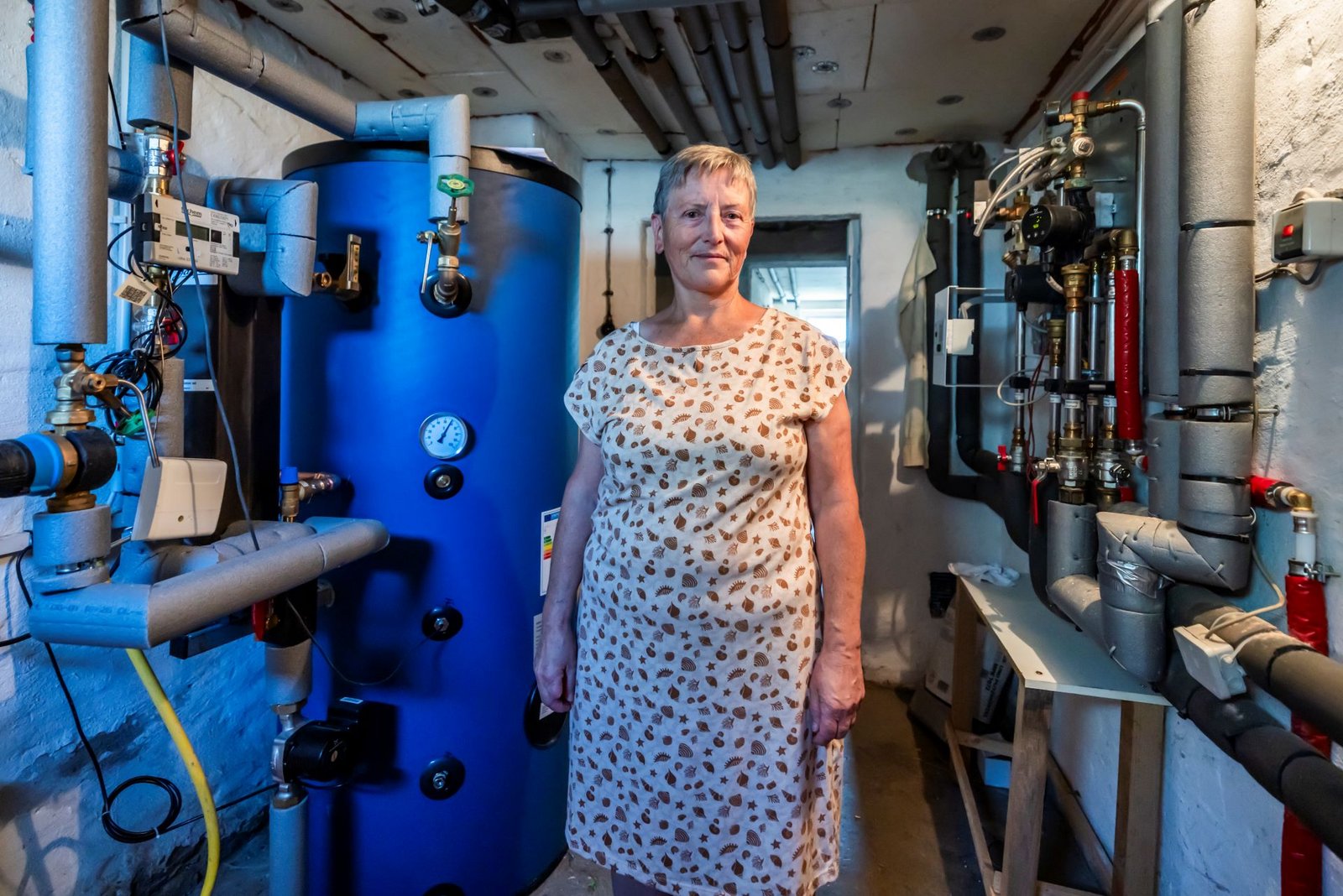Warmwasser für acht Haushalte: Im Keller von Sabine Krawzikowski wurde ein Pufferspeicher<br />
aufgestellt. © Rolf Schulten<br />
