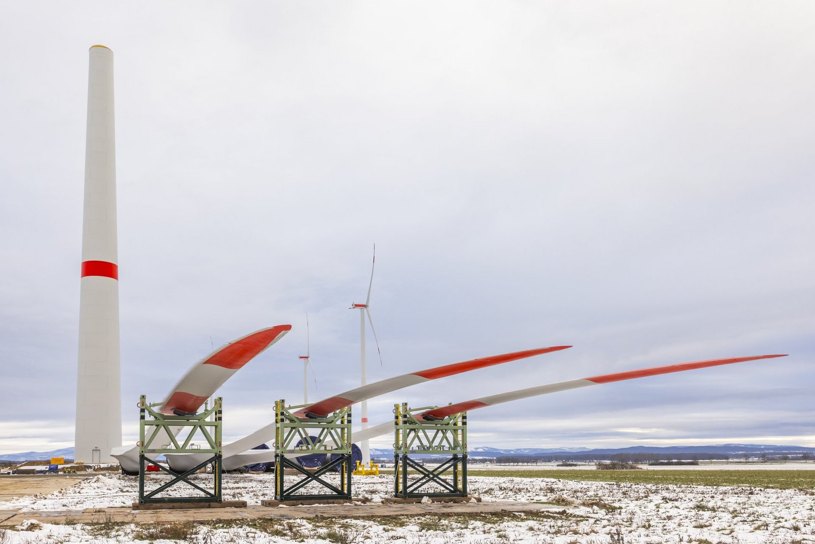 Drei Rotorblätter liegen bereits bereit für die neue im Bau befindliche Windenergieanlage ©Rolf Schulten 