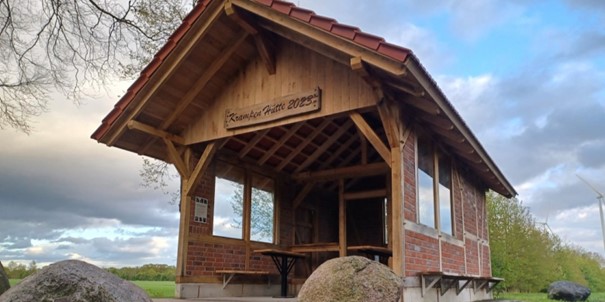 Dank der Bürgerstiftung konnte eine Schutzhütte  am Uhlandweg wieder aufgebaut werden. Jahre zuvor war sie bei einem Brand vollständig zerstört worden. © Leon Seyock