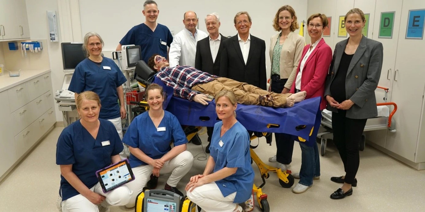 Mithilfe der Einnahmen aus der Windenergie konnte die Bürgerstiftung beispielsweise eine moderne Simulationspuppe für das Krankenhaus finanzieren. © Christophorus Kliniken | Carolin Böcker