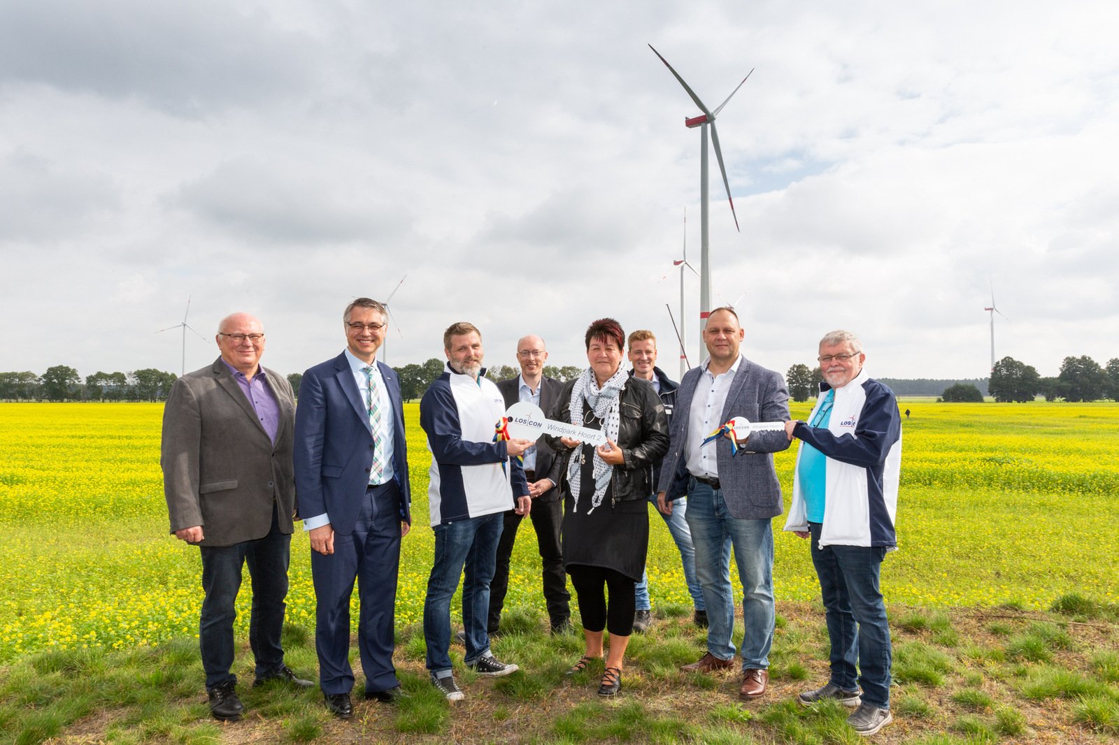 Schlüsselübergabe zur Einweihung des Windparks: Alfred Matzmohr, leitender Verwaltungsbeamter des Amtes Hagenow-Land, a.D., WEMAG Technik-Vorstand Thomas Murche, Loscon-Geschäftsführer Helge Lassowsky, Energieminister Christian Pegel, Bürgermeisterin Iris Feldmann, Nordex Vice President Karsten Brüggemann, mea-Geschäftsführer Torsten Hinrichs und Loscon-Geschäftsführer Heinz  Lassowsky, (v.l.).
